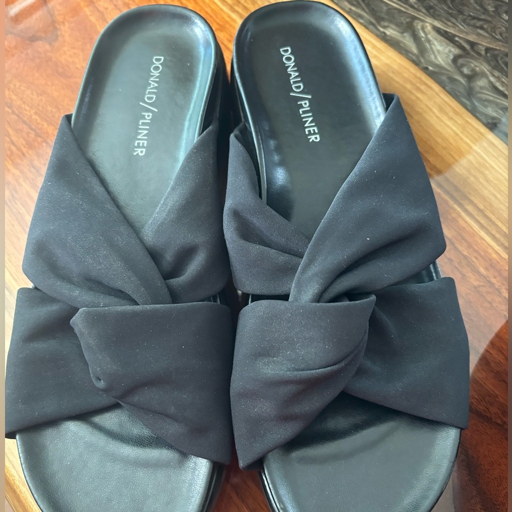 Donald Pliner black Sandler size 7 1/2 M